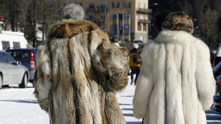 ZUR ABSTIMMUNG UEBER DIE ERBSCHAFTSSTEUERREFORM-VOLKSINITIATIVE VOM 14. JUNI 2015 STELLEN WIR IHNEN FOLGENDES BILDMATERIAL ZUR VERFUEGUNG – Two women in fur walk on the frozen lake of St. Moritz, on t ...