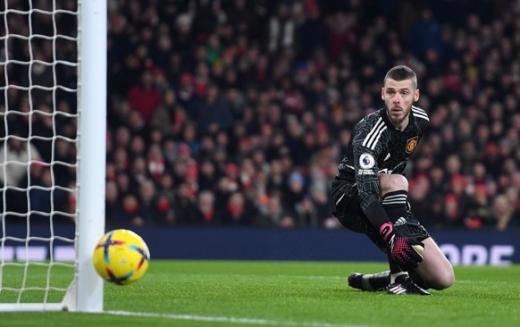 epa10423841 Manchester United&#039;s goalkeeper David de Gea watches the ball hit the post and go wide following a shot from Arsenal&#039;s Bukayo Saka during the English Premier League soccer match b ...