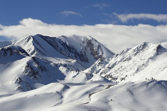 epa10556040 A portion of the Sierra Nevada mountain range is covered with snow after a recent storm brought 30 inches of snow in less than 24 hours earlier in the week, in Mammoth Lakes, California, U ...