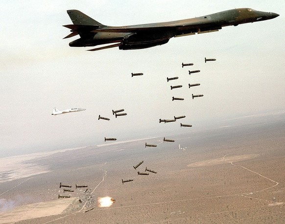 Un bombardier américain largue des bombes à sous-munitions, 2001.
