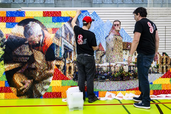 Des personnes construisent une fresque XXL d&#039;une dimension finale de 24 metres de long sur 2 metres de.haut et composee de 300&#039;000 pieces en Lego lors d&#039;une tentative de record du monde ...