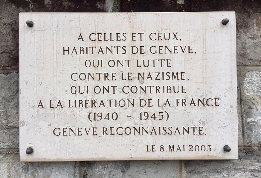 Plaque commémorative en hommage aux habitants et habitantes de Genève ayant servi dans la Résistance.