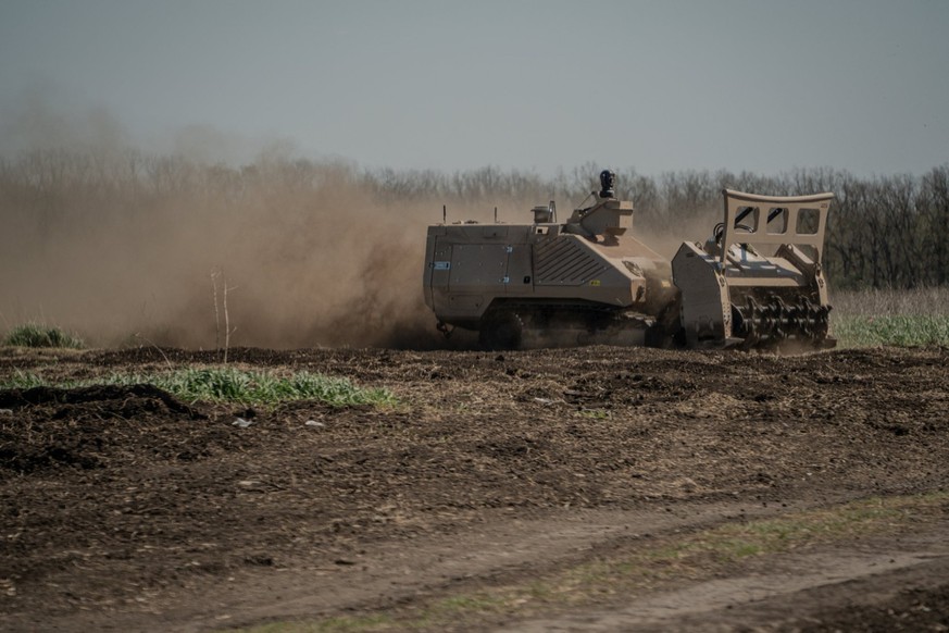 Un engin de déminage télécommandé GCS-200 est à l&#039;œuvre dans un champ de mines dans un village situé dans la région de Kharkiv.