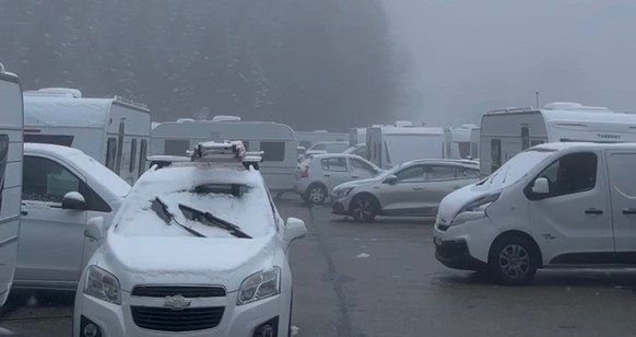 Nous avons joint un membre des gens du voyage expulsés mardi du canton du Valais. Leur avocat s'insurge. La police valaisanne botte en touche. A Neuchâtel, on sort la loi.