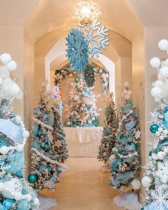 Ambiance Reine des neiges dans l'un des couloirs de sa maison de 930 mètres carrés.