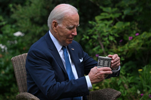 Joe Biden, examinant sa tasse de café et le «liquide sombre» avec intérêt.