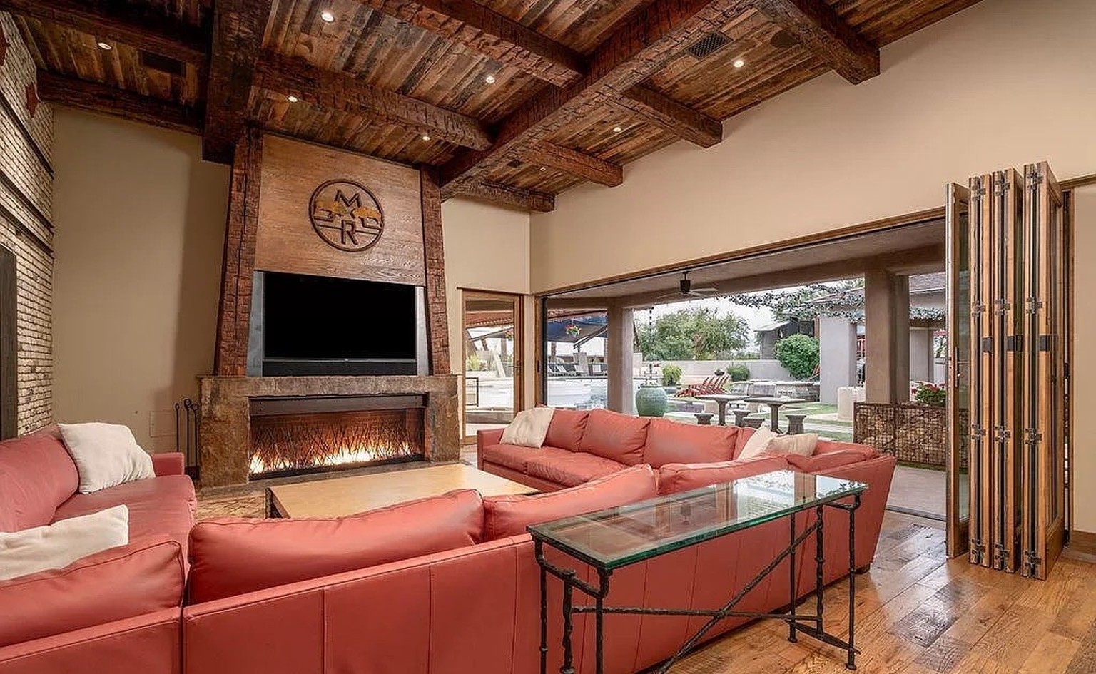 Crazy villa mit gokart bahn in gilbert arizona https://www.zillow.com/homedetails/21423-S-147th-St-Gilbert-AZ-85298/59261224_zpid/