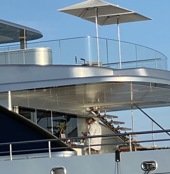 C'est d'ailleurs sur le yacht de Guo, au large des côtes du Connecticut, que Steve Bannon sera arrêté et accusé d'infractions de fraude pour un projet de mur à la frontière mexicaine, en 2020.