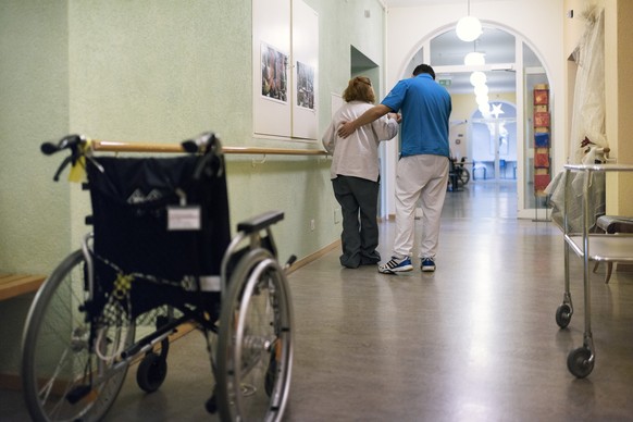 An alternative civilian service healthcare employee works in physiotherapy at the Schloessli Biel, a center for long-term care, pictured in Biel, Canton of Berne, Switzerland, on December 9, 2016. (KE ...