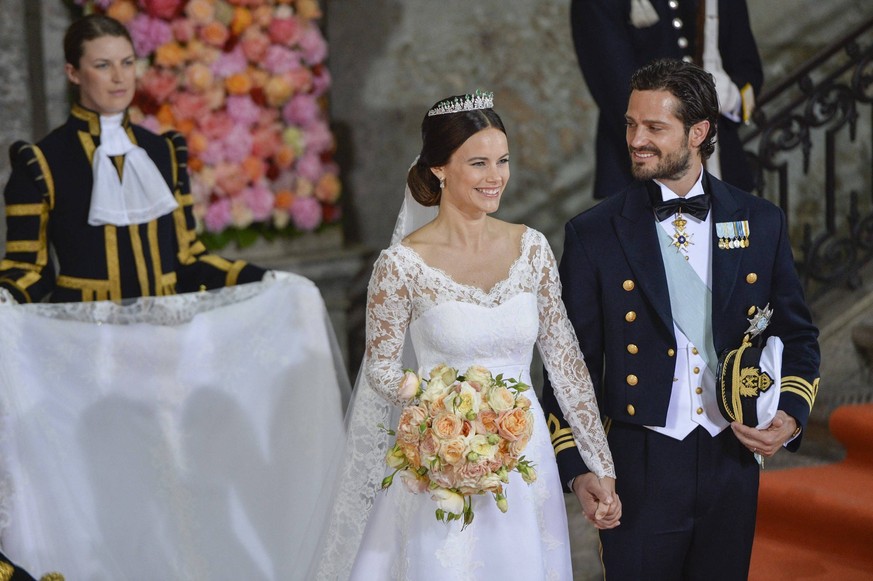 STOCKHOLM 20150613 Prins Carl Philip och hans hustru Sofia efter br√∂llopet i Slottskyrkan. Foto Henrik Montgomery / TT kod 10060 Stockholm Sverige x10060x *** STOCKHOLM 20150613 Prince Carl Philip an ...