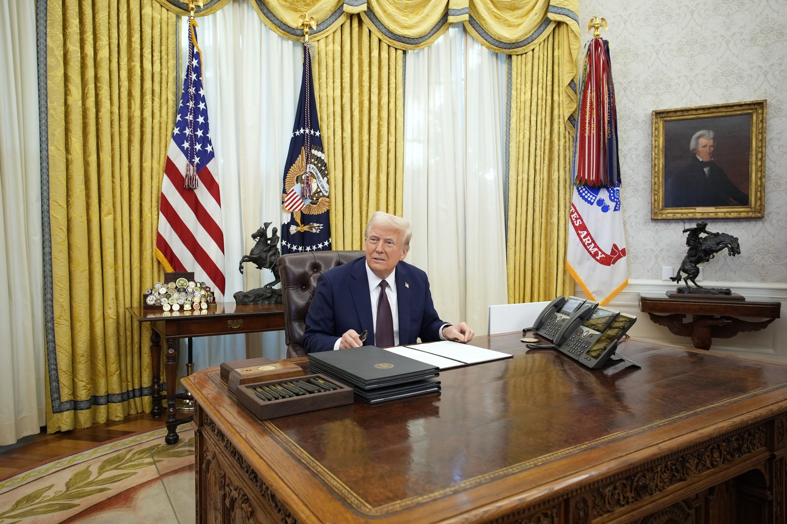 epa11848355 US President Donald Trump signs executive orders in the Oval Office of the White House in Washington, DC, USA, 23 January 2025. EPA/YURI GRIPAS / POOL