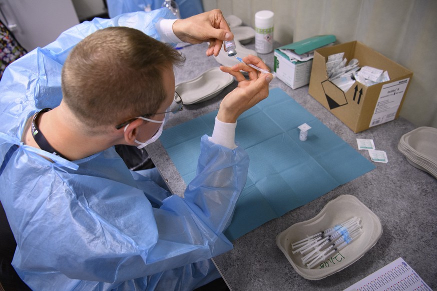 Un preparateur remplit une seringue avec vaccin de Moderna contre la Covid-19 lors de l&#039;inauguration du centre de vaccination de Montreux pendant la pandemie de Coronavirus (Covid-19) ce lundi 26 ...