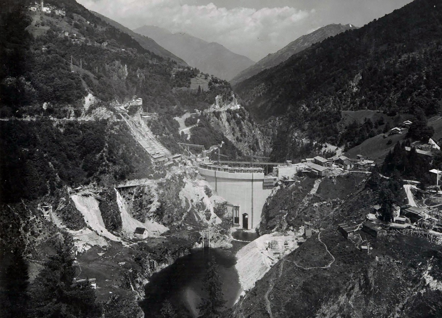 Lors de la construction du lac artificiel de Palagnedra, les matériaux des wagons de marchandises de la Centovallina (en haut à gauche) étaient acheminés directement sur le chantier par des toboggans, ...
