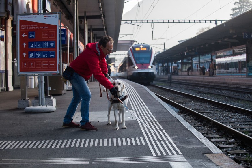 Christian Baroni laesst sich von einem zukuenftigen Blindenhund durch den SBB-Bahnhof Lugano fueheren, am Montag, 12. Dezember 2016. Das von Christian Baroni gefuehrte Zentrum &quot;Chienguide&quot; i ...