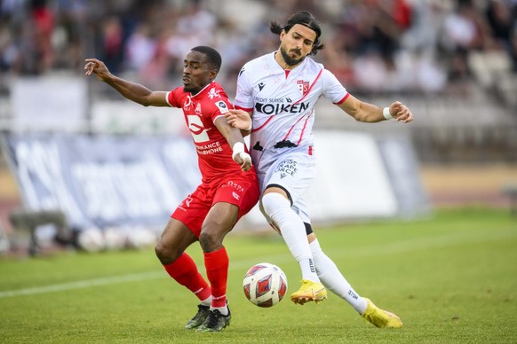 L&#039;attaquant du SLO Teddy Okou, gauche, lutte pour le ballon avec le defenseur valaisan Dennis Iapichino, droite, lors du match retour du barrage de promotion en Super League et de relegation en C ...