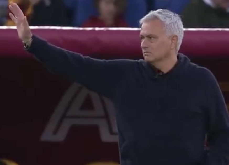 José Mourinho demande aux supporters de l'AS Rome de cesser leurs chants racistes.