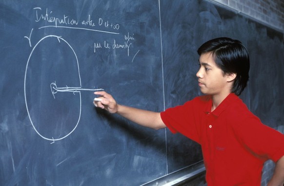 L&#039;enfant surdoué Arthur Ramiandrisoa, le 13 mars 1991 dans sa classe en France. (Photo by Ulf ANDERSEN/Gamma-Rapho via Getty Images)