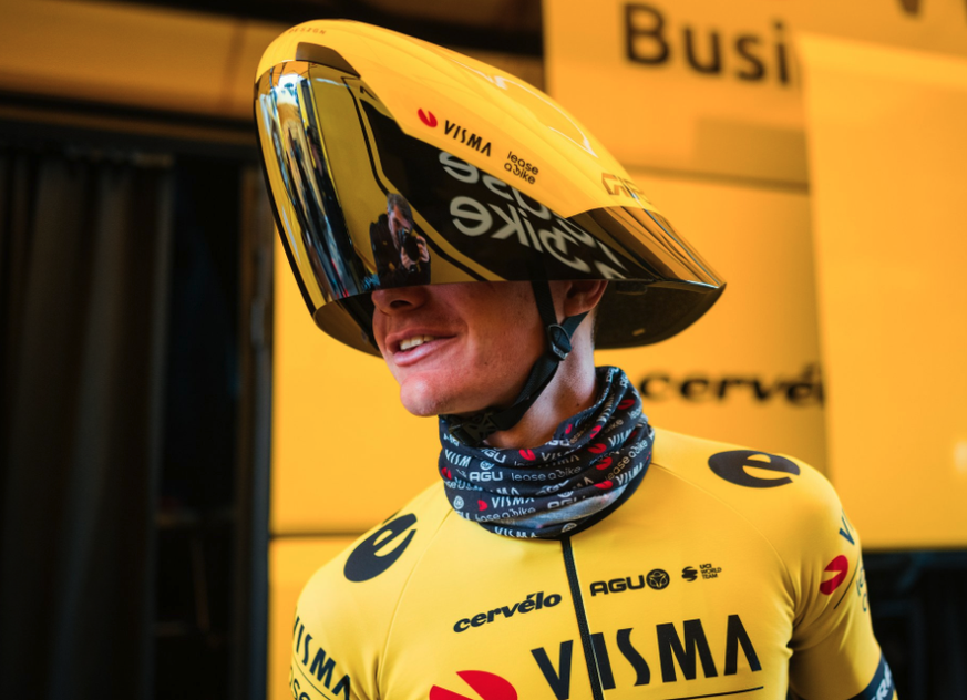 Le nouveau casque des Visma, conçu par Giro, se veut extrêmement aérodynamique.
