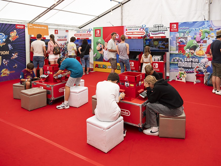 Des visiteurs prennent part aux activit