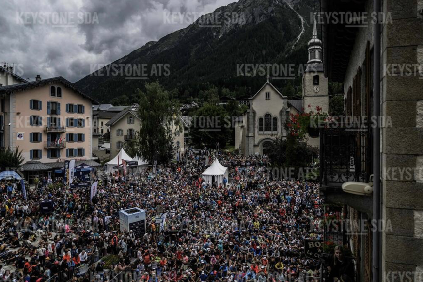 La foule des grands jours pour le départ de l'UTMB au centre de Chamonix.