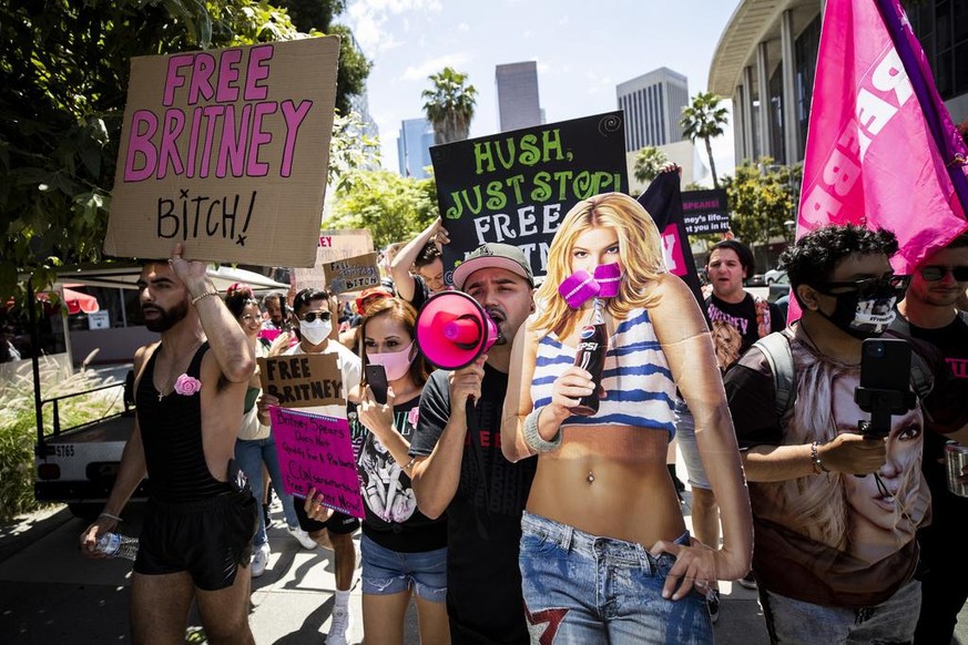 epaselect epa09297666 Hundreds of demonstrators rally during a #FREEBRITNEY protest in front of the court house where Britney Spears addresses the court in conservatorship hearing in Los Angeles, Cali ...