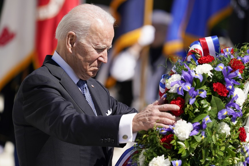 Le président dépose une couronne de fleur sur la tombe du soldat inconnu.