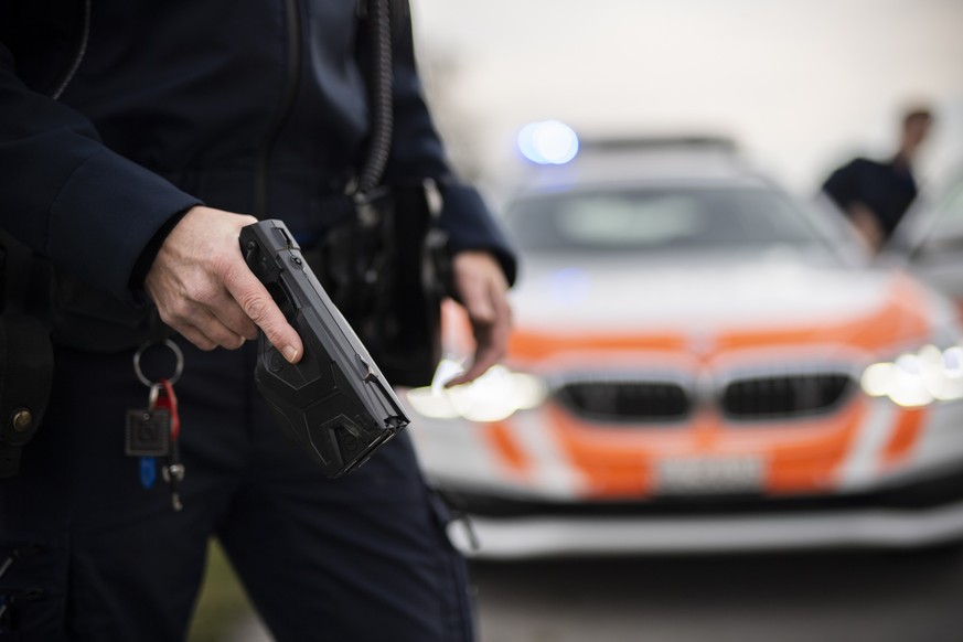 [Editor's note: gestellte Szene] Beamte der Kantonspolizei St. Gallen mit Taser und Dienstwaffe, aufgenommen am Mittwoch, 10. November 2021, in Thal. (KEYSTONE/Gian Ehrenzeller)