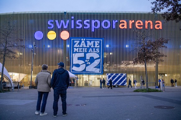 Ein Protestplakat der FC Luzern Fans mit der Aufschrift «Zaeme meh als 52 Prozent» wirbt fuer den FC Luzern im Ist-Zustand und gegen die Plaene des Mehrheitsaktionaers Bernhard Alpstaeg vor dem Super  ...
