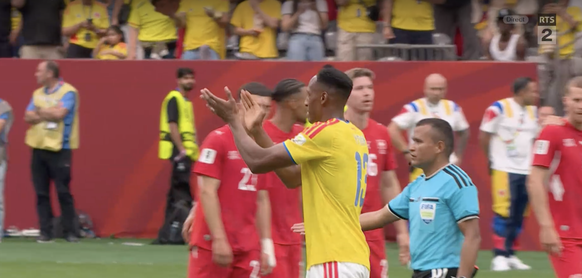 Mina reconduit par l'arbitre assistant.
