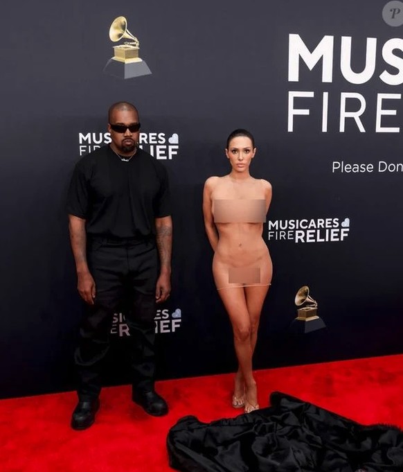 Bianca et Ye aux Grammys. La censure n'est pas d'origine.