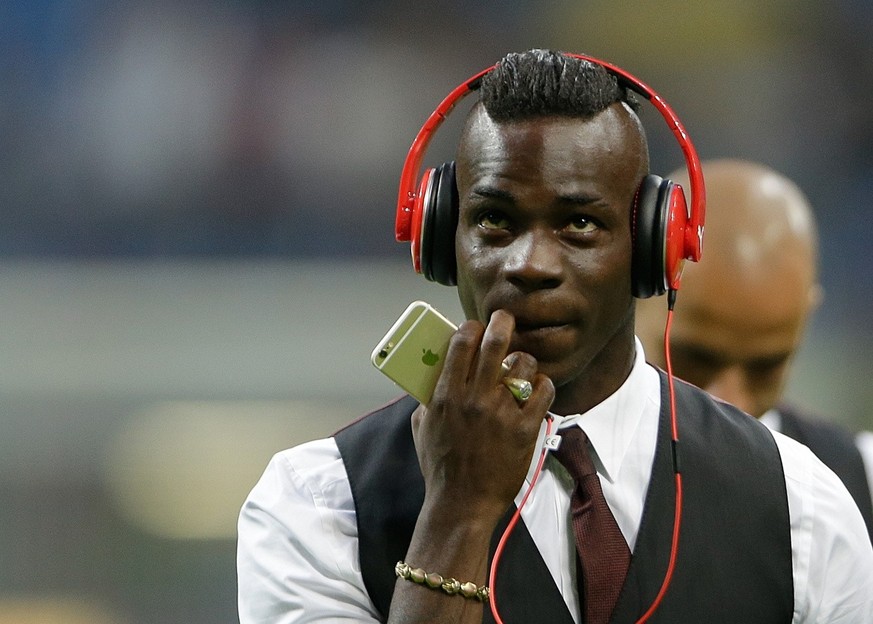 AC Milan&#039;s Mario Balotelli wears earphones prior to the start of a Serie A soccer match between Inter Milan and AC Milan, at the San Siro stadium in Milan, Italy, Sunday, Sept. 13, 2015. (AP Phot ...