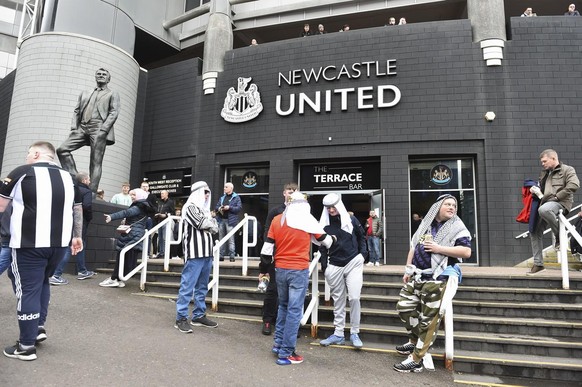 Les supporters de Newcastle lors de l'officialisation de la reprise de leur club. De l'humour british certainement.