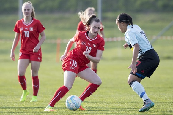 Swiss Camille Surdez, center, fights for the ball against, Belgium Mariam Abdulai Toloba, right, during a Women&#039;s International U19 friendly match between Switzerland and Belgium, at Alterswil, S ...