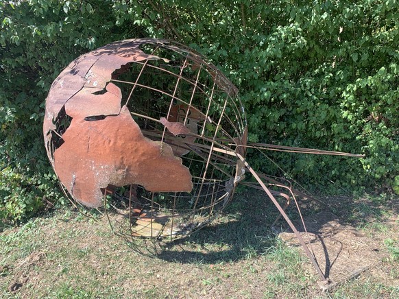 «Globe», renversée par les malfaiteurs.