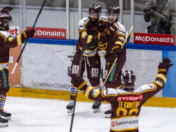 Les joueurs genevois laissent éclater leur joie, lors du match de National League entre Genève-Servette et Bienne.