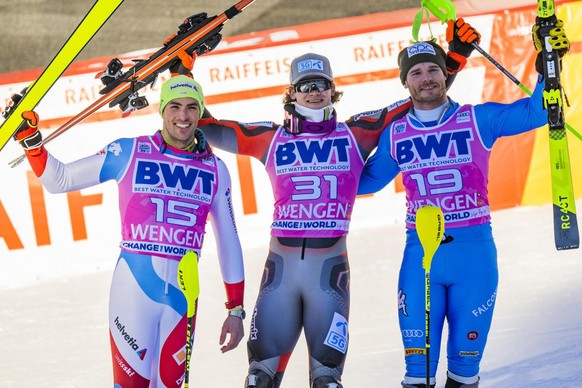 Le podium du slalom de Wengen, avec le vainqueur Lucas Braathen (centre), Daniel Yule (2e, à gauche) et Giuliano Razzoli (3e). 