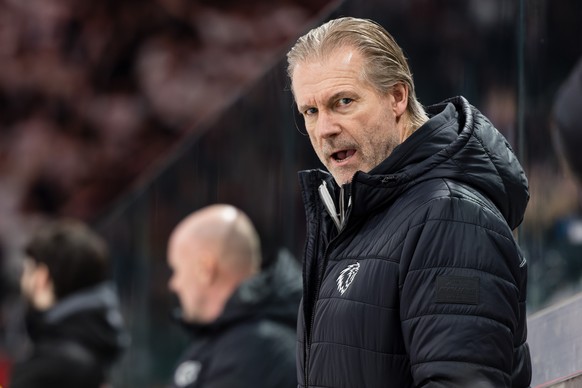 Lausanne HCs Trainer Geoff Ward gibt Anweisungen im Eishockey Qualifikationsspiel der National League zwischen den ZSC Lions und Lausanne HC am Samstag, 24. Februar 2024 in der Swiss Life Arena in Zue ...