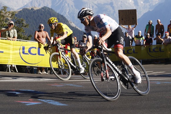 epa10071121 The Yellow Jersey Danish rider Jonas Vingegaard (L) of Jumbo Visma and Slovenian rider Tadej Pogacar (R) of UAE Team Emirates in action during the 12th stage of the Tour de France 2022 ove ...