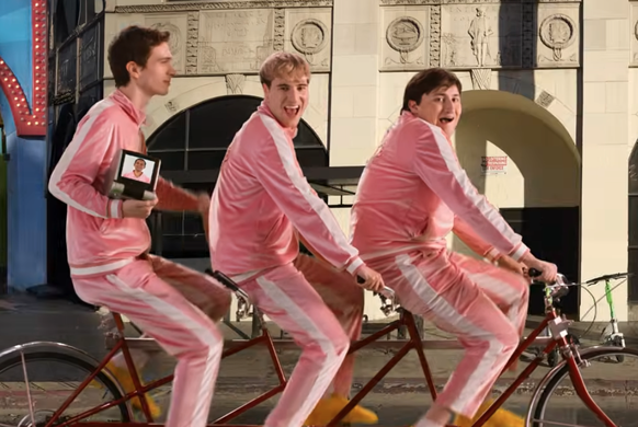 Darshan Magdum apparaît sur chaque vidéo aux côtés de ses trois compères américains, qui s'activent à le faire venir aux Etats-Unis.