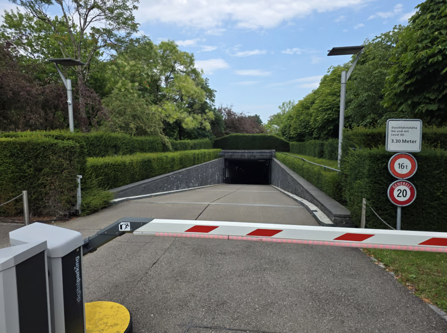 L'entrée de la forteresse, autrement dit le parking souterrain réservé au personnel de la Fifa.