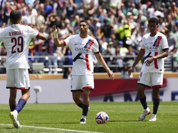 Achraf Hakimi (au centre) et le PSG sont qualifiés pour les 8es de finale de la Coupe du monde des clubs.