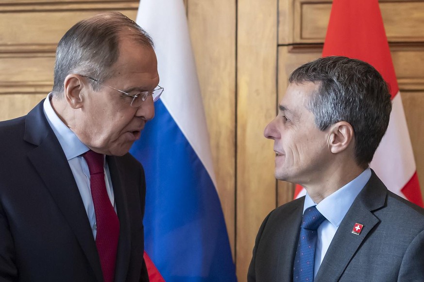 Le ministre des Affaires étrangères russe, Sergueï Lavrov (à gauche), avec son homologue suisse Ignazio Cassis.