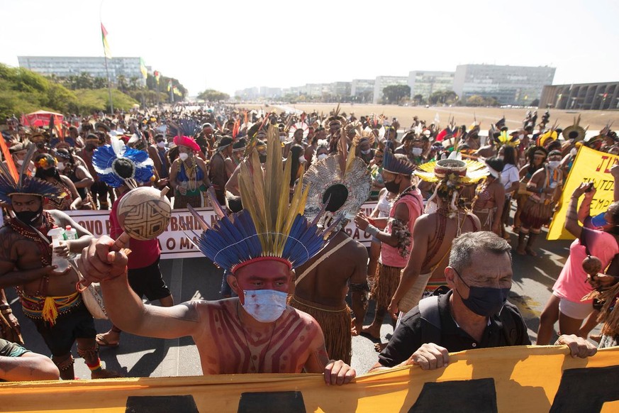 epa09429574 Indigenous groups remain in a sit-in to demonstrate against the Brazilian Government, at the Esplanade of the Ministries, in Brasilia, Brazil, 25 August 2021. About 6,000 indigenous people ...