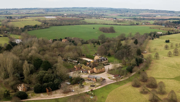 «L'amour est dans le domaine» Maunsel House, près de Bridgwater, dans le Somerset, en Grande-Bretagne: voici où vous couleriez des jours plus ou moins heureux avec Sir Benjamin.