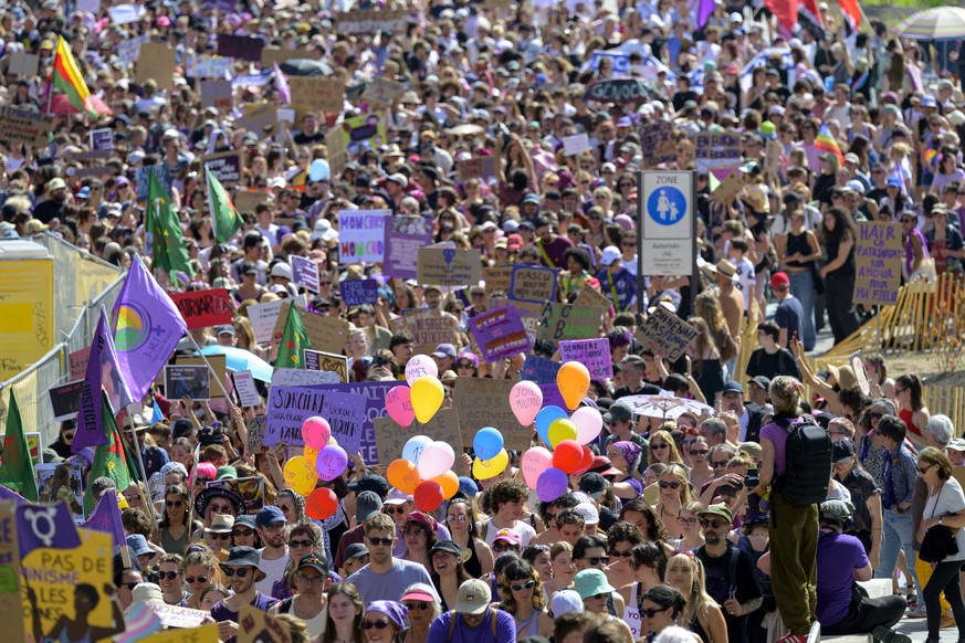 Women take part to a demonstration as part of a day of women's strike action ahead of the upcoming Evian G7 summit, in Lausanne, Switzerland, Saturday, June 13, 2026. (KEYSTONE/Jean-Christophe Bo ...