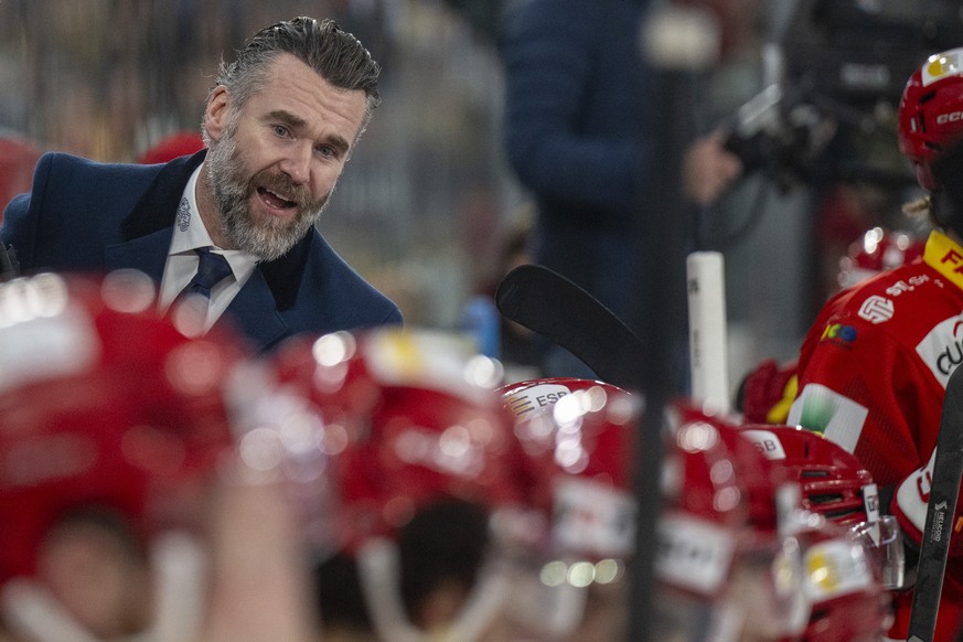 Head Coach Christian Dube (EHCB) freut sich im Spiel der Eishockey National League zwischen EHC Biel-Bienne, EHCB, und SCL Tigers, SCL, am Samstag, 7. Maerz 2026, in Tissot Arena in Biel. (KEYSTONE/Pe ...