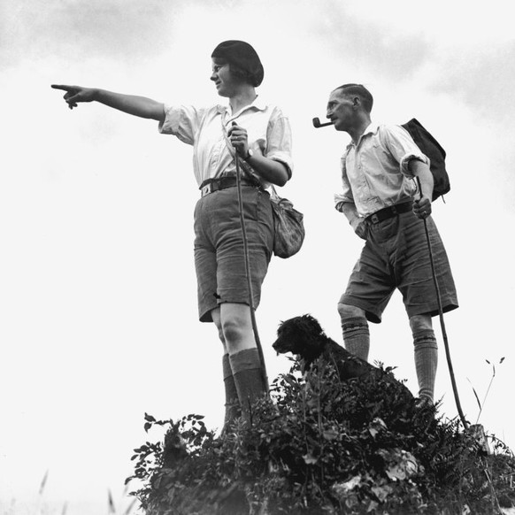 8th June 1931: An English couple, Mr and Mrs N Smith on a holiday hike in north Devon. (Photo by Fox Photos/Getty Images)