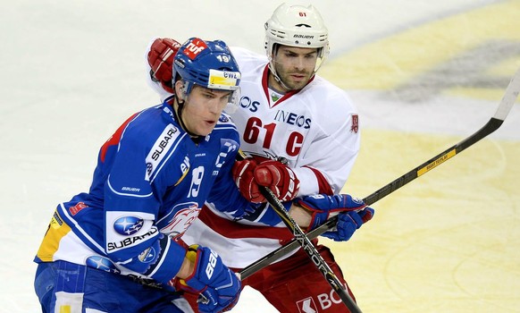 Der Zuercher Reto Schaeppi, links, gegen den Lausanner Florian Conz, rechts, im ersten Playoff-Viertelfinalspiel der National League A zwischen den ZSC Lions und dem Lausanne HC am Dienstag, 11. Maerz ...