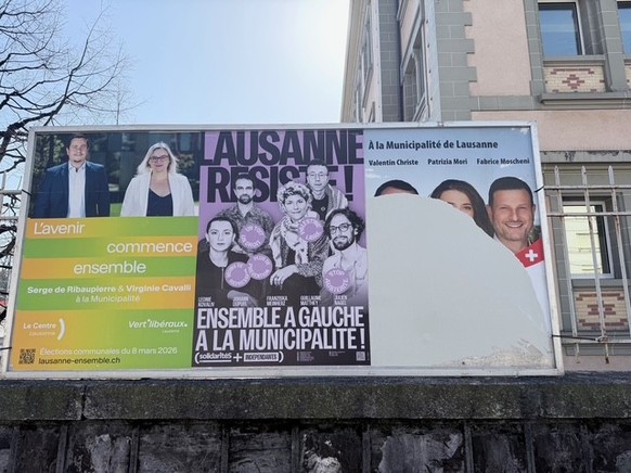 Les affiches UDC vandalisées en ville de Lausanne.