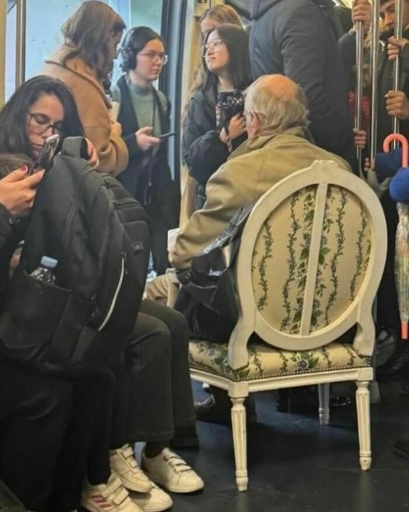 Gens dans le metro: Lustige und absurde Bilder aus dem Strassenbahn-Leben in Paris